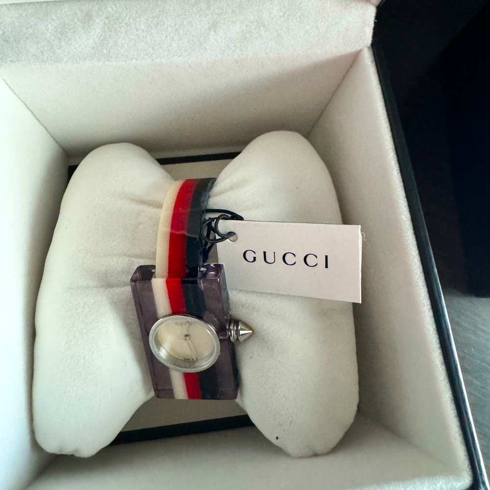 Never worn Gucci watch in pristine condition
